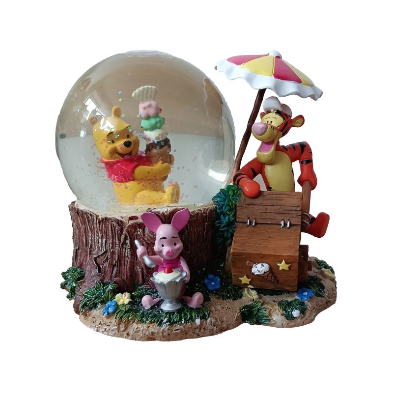 Disney Store exclusive Winnie the Pooh and Friends Snow globe Rare, Collectible